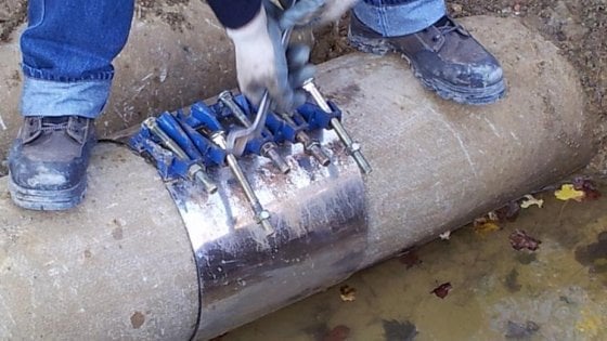 Redazione di Operai Contro, Nella Terra dei Fuochi morire di tumore è diventato quasi normale. Ma normale non è. Perché i tumori hanno molti nomi e molte cause, e c’è chi chiede giustizia, perché morire, se accade, sul lavoro normale non è, neanche nella Terra dei Fuochi. Michele Meo, nato a Saviano, era un idraulico. È sempre stato idraulico, da quando era bambino e maneggiava tubi, li manipolava, li seghettava, li aggiustava. Michele non sapeva che ad ogni taglio da quei tubi si sprigionava una polvere mortale. Il 18 gennaio del 2010 all’ospedale Monaldi i medici gli hanno diagnosticato […]