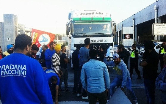 Caro Operai Contro, 271 licenziamenti collettivi, per essere sostituiti da un’altra cooperativa con salari ancora più bassi. Questi sono i posti di lavoro di cui parla Renzi. I 271 operai per i quali è stata avviata la procedura di licenziamento collettivo, si mobilitano raccogliendo anche tanta solidarietà. Appoggiamo la lotta contro i licenziamenti di massa, contro la corsa dei padroni per imporre il salario più basso. Il sindacato Adl Cobas, denuncia la subalternità al padrone, delle stesse istituzioni che dovrebbero invece essere garanti dell’accordo firmato anche da loro. Allego la cronaca dettagliata della Gazzetta di Mantova. Saluti solidali   […]