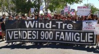 Caro Operai Contro, con la fusione tra Wind e Tre rischiano di saltare 400 posti di lavoro a Cagliari. In forse anche i 500 occupati in continente. Il sindacato fa sapere che “L’azienda non si ferma nemmeno davanti agli appelli delle istituzioni e dei lavoratori”, perciò prosegue il sindacato, “la mobilitazione va dunque avanti con più forza di prima”, prima tappa, sciopero il 14 giugno. Scendiamo in piazza a fianco dei lavoratori della WindTre, sperando che l’inasprimento della lotta annunciato dal sindacato, sia reale. Saluti sardi Articolo da Sardinia Post Si inasprisce la vertenza dei lavoratori della WindTre, l’azienda […]