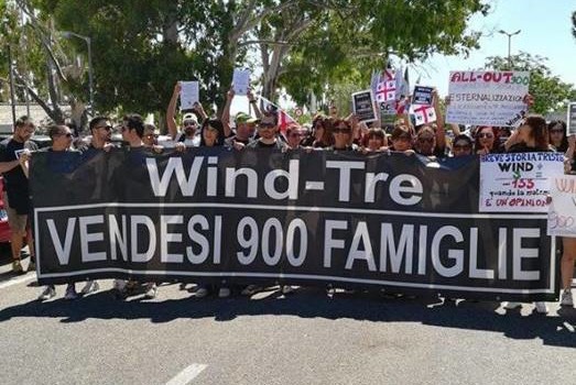 Caro Operai Contro, con la fusione tra Wind e Tre rischiano di saltare 400 posti di lavoro a Cagliari. In forse anche i 500 occupati in continente. Il sindacato fa sapere che “L’azienda non si ferma nemmeno davanti agli appelli delle istituzioni e dei lavoratori”, perciò prosegue il sindacato, “la mobilitazione va dunque avanti con più forza di prima”, prima tappa, sciopero il 14 giugno. Scendiamo in piazza a fianco dei lavoratori della WindTre, sperando che l’inasprimento della lotta annunciato dal sindacato, sia reale. Saluti sardi Articolo da Sardinia Post Si inasprisce la vertenza dei lavoratori della WindTre, l’azienda […]