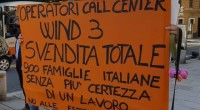 Nel dicembre 2016 nasce Wind Tre, il più grande operatore mobile italiano, dalla fusione delle due società telefoniche. Appena cinque mesi dopo, il 22 maggio scorso, la nuova company annuncia la totale esternalizzazione (mediante cessione di ramo d’azienda) del customer service del settore privato, un processo che coinvolge oltre 900 lavoratori di Roma, Genova, Cagliari e Palermo. A rilevare il call center 133 per l’assistenza alla clientela è Comdata: controllata dal fondo Carlyle, è una multinazionale con sedi in Spagna e Romania, con interessi in vari paesi (soprattutto Sudamerica e Turchia). Ha complessivamente 36 mila dipendenti e un fatturato […]