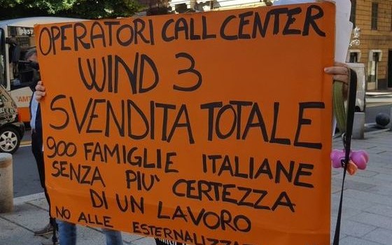 Nel dicembre 2016 nasce Wind Tre, il più grande operatore mobile italiano, dalla fusione delle due società telefoniche. Appena cinque mesi dopo, il 22 maggio scorso, la nuova company annuncia la totale esternalizzazione (mediante cessione di ramo d’azienda) del customer service del settore privato, un processo che coinvolge oltre 900 lavoratori di Roma, Genova, Cagliari e Palermo. A rilevare il call center 133 per l’assistenza alla clientela è Comdata: controllata dal fondo Carlyle, è una multinazionale con sedi in Spagna e Romania, con interessi in vari paesi (soprattutto Sudamerica e Turchia). Ha complessivamente 36 mila dipendenti e un fatturato […]