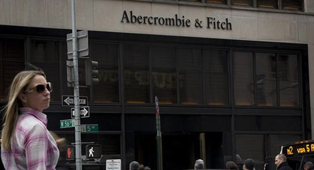 Caro Operai Contro, per presentare un numero pressochè dimezzato di disoccupati, l’Istat aveva inventato gli “inattivi”. Ossia i 6,8 milioni di disoccupati l’Istat li divide, definendo disoccupati 3,3 milioni di loro, e chiamandone altri 3,5 milioni scoraggiati e “inattivi”. “Inattivi” perché non hanno cercato lavoro nei giorni precedenti l’indagine statistica. C’è da chiedersi cosa si inventerà adesso l’Istat per collocare i disoccupati resi tali dal licenziamento “legittimo”, per aver raggiunto i 25 anni di età. La “legittimità” del licenziamento dei lavoratori che compiono 25 anni, viene motivata dalla tesi che, in tal modo si creerebbero posti di lavoro per […]