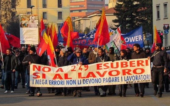 Redazione di Operai Contro, I dirigenti sindacali della FIOM esultano per l’accordo trovato presso la prefettura di Milano tra Alstom power Italia( General elettric), comune di Sesto San Giovanni e Regione Lombardia; L’accordo è la solita presa per il culo degli operai: ” Alstom Power Italia conferirà a una società specializzata l’incarico per ricercare e sostenere delle opportunità di reindustrializzazione del sito”. Sono molte decine di fabbriche in cui gli operai hanno dovuto votare simili accordi. Dopo molti anni sindacati, comuni, regioni e stato sono ancora alla ricerca. Per Rosario Rappa della segreteria nazionale della Fiom, Alessandro Pagano, segretario […]