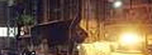 Un grave infortunio sul lavoro si è verificato alle acciaierie di Terni nel primo pomeriggio di lunedì 10 luglio poco dopo il cambio di turno. Coinvolto un operaio, ferito in modo molto serio. Il giovane, G. M. 35 anni, è stato investito da un grosso rotolo d’acciaio pesante oltre 20 tonnellate che stava venendo caricato con il carroponte e che l’ha schiacciato contro la balaustra, nel reparto Pix 1 all’uscita del rotolo Lac 2. Il rotolo l’avrebbe travolto schiacciandogli anche le gambe e facendolo sbattere violentemente a terra, provocandogli un trauma cranico. La ricostruzione dell’incidente è stata confermata anche […]