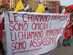 Caro Operai Contro, 8 operai morti sul lavoro nella bergamasca nel primo semestre del 2017. Esattamente il doppio del primo semestre del 2016, quando erano stati 4, come confermano le tabelle dell’Inail. Questo è frutto dell’intensificato sfruttamento degli operai, che ha portato il quotidiano “L’eco di Bergamo” del 20 luglio 2017 a titolare: “Dopo la crisi degli anni precedenti le aziende metalmeccaniche bergamasche sembrano ripartite”. Le aziende che “sembrano ripartite”, lasciano 8 cadaveri sulla strada, 8 operai assassinati per realizzare profitti per i padroni. Con l’intensificato sfruttamento degli operai, i padroni intascano altri profitti, 8 operai ci hanno rimesso […]