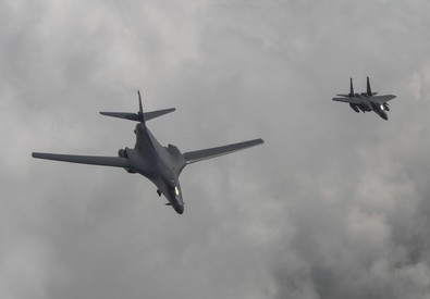 Redazione di Operai Contro, Due bombardieri B-1B dell’aeronautica militare degli Stati Uniti (Usaf) hanno sorvolato ieri la penisola coreana I B-1B sono partiti da una base aerea statunitense a Guam e hanno volato a bassa quota sopra una base aerea della Corea del Sud affiancati da jet giapponesi e sudcoreani. “La Corea del Nord resta la minaccia più urgente per la stabilità regionale”, dichiara il comandante delle Forze aeree del Pacifico (Pacaf), il generale Terrence J. O’Shaughnessy. “Se siamo chiamati, siamo pronti a rispondere con forza rapida, letale e travolgente nel momento e nel luogo di nostra scelta”. Nel […]