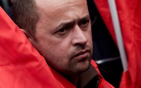 Redazione di Operai Contro, Il 18 Luglio è il giorno dello sciopero alla Bosch di Modugno, in provincia di Bari. Si fermano gli operai, della fabbrica specializzata nella produzione dei componenti per motori diesel. La proprietà della Bosch, che conta in tutto 1.890 dipendenti, ha annunciato un piano di esuberi di 850 dipendenti, pari al 40% dei lavoratori. Una crisi che, secondo l’azienda, sarebbe stata determinata dai danni provocati dall’inchiesta Dieselgate e dalla scoperta di centraline modificate sulle vetture di alcune case automobilistiche per falsificare i risultati delle emissioni. L’azienda ha presentato un piano di riduzione degli utili stimato […]