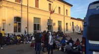 La lunga giornata di protesta dei richiedenti asilo di Busto Arsizio I richiedenti asilo contestano l’allontanamento di 6 ragazzi che sono stati eletti come portavoce e chiedono di non tornare nel centro della KB srl. La protesta a Busto e a Varese, in stazione e in Prefettura Nuova giornata di protesta da parte dei richiedenti asilo di via dei Mille a Busto Arsizio. Un centinaio di ragazzi ospitati nella struttura gestita dalla KB srl si è stabilita nel piazzale della stazione di Varese e si rifiuta di tornare nel centro di accoglienza. La situazione è tranquilla e i richiedenti asilo sono […]