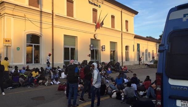 La lunga giornata di protesta dei richiedenti asilo di Busto Arsizio I richiedenti asilo contestano l’allontanamento di 6 ragazzi che sono stati eletti come portavoce e chiedono di non tornare nel centro della KB srl. La protesta a Busto e a Varese, in stazione e in Prefettura Nuova giornata di protesta da parte dei richiedenti asilo di via dei Mille a Busto Arsizio. Un centinaio di ragazzi ospitati nella struttura gestita dalla KB srl si è stabilita nel piazzale della stazione di Varese e si rifiuta di tornare nel centro di accoglienza. La situazione è tranquilla e i richiedenti asilo sono […]