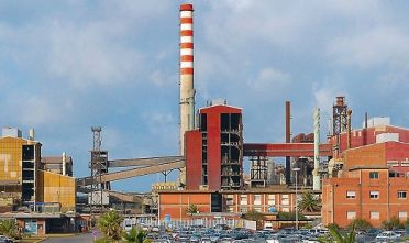 Caro Operai Contro, ieri gli operai della Portovesme hanno occupato la sede della Provincia di Carbonia, contro il rischio di licenziamento di 700 operai più 1.300 dell’indotto. Rischio legato alle lungaggini dell’autorizzazione per la nuova discarica. “I politici locali e regionali” – dichiara Fabio Enne – “finora non sono andati oltre le attestazioni di solidarietà e di impegno”. In alternativa alle chiacchiere, gli operai sono passati alle vie di fatto. Saluti Sardi   Tratto da Sardinia Post 18 luglio 2017 Un gruppo di operai della Portovesme srl ha occupato la sede di Carbonia della provincia del Sud Sardegna, cioè […]