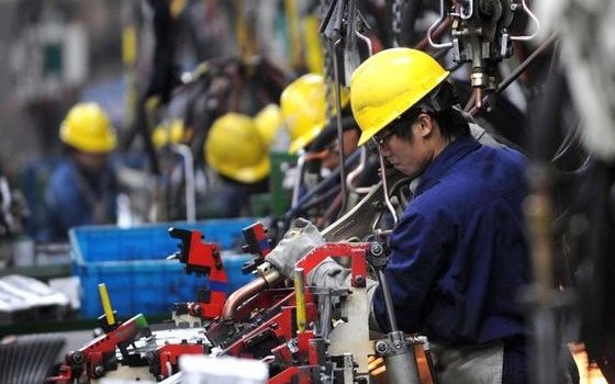 Problemi per la Volkswagen in Cina. I suoi lavoratori accusano il gruppo auto di non rispettare i diritti umani e del lavoro. La storia comincia da una lettera. L’Istanza di un ordinario lavoratore cinese: questo il titolo del messaggio recapitato a Wolfsburg. Firmato “Ai Zhenyu, rappresentante dei lavoratori”. “La Germania è un paese che sottolinea sempre la difesa dei diritti umani – scrive Ai Zhenyu – e spesso critica la Cina per il suo approccio ai diritti umani. Ora le aziende tedesche Volkswagen e Audi sono state denunciate per le loro pratiche discriminatorie nei confronti dei lavoratori degli stabilimenti […]