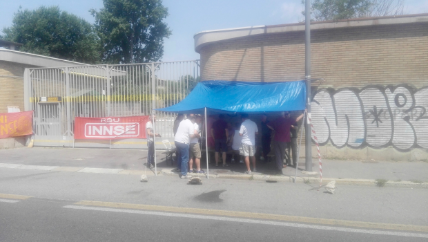 Cari compagni operai della Hitachi, la vostra lotta di resistenza alla vigliaccheria dei padroni e dei manager loro servi, che vi hanno espulso dalla fabbrica, ha il nostro pieno e solidale appoggio. Conosciamo bene la bassezza e la cattiveria del padrone che per garantirsi maggiori profitti non ha nessuna esitazione a tagliare e licenziare operai e lavoratori lasciandoli letteralmente sulla strada assieme alle loro famiglie. Questa bassezza la conosciamo bene noi operai della INNSE perchè la stiamo ancora subendo. I padroni cambiano ma il loro metodo rimane lo stesso. Anche noi siamo stati licenziati come voi quattro, il padrone […]