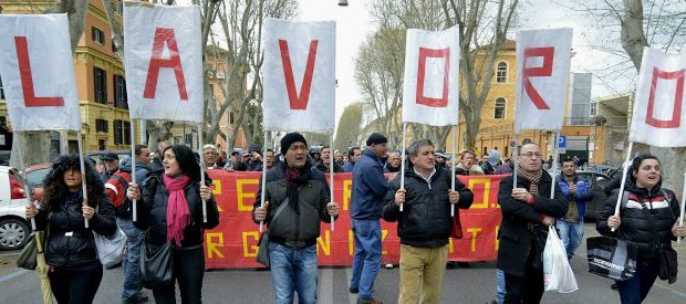 L’Italia ha un primato in Europa, ma non è una buona notizia. Il nostro Paese, infatti, è al primo posto (per distacco) per quanto riguarda i NEET, ovvero i giovani dai 15 ai 24 anni che non hanno e non cercano lavoro: in Italia sono il 19,9%, contro una media continentale del 11,5%. Questo, però, non è l’unico dato ‘nostrano’ che si evince dall’indagine 2017 sull’occupazione e sugli sviluppi sociali in Europa (Esde) pubblicata dalla Commissione Europea. L’Italia, infatti, si segnala come uno dei paesi con il maggior numero di lavoratori autonomi in Europa (22,6%); al 20,1%, invece, la […]