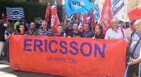 Ericsson nella serata di venerdì licenzia 200 lavoratori a Roma e 61 a Genova, e il sindacato scende sul piede di guerra. L’azienda ha fatto recapitare le lettere di licenziamento alla fine della scorsa settimana, avviando così la quattordicesima procedura di licenziamento che prevede 315 esuberi complessivi. “Semplicemente una vergogna“, commenta Riccardo Saccone, segretario generale della Slc Cgil di Roma e del Lazio, che ha indetto stamattina un presidio davanti alla sede capitolina dell’azienda. Per protestare contro le 61 comunicazioni di congedo inviate via mail a Genova, invece, i dipendenti hanno bloccato il casello autostradale di Genova-Cornigliano che immette […]