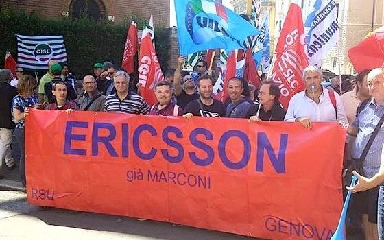 Ericsson nella serata di venerdì licenzia 200 lavoratori a Roma e 61 a Genova, e il sindacato scende sul piede di guerra. L’azienda ha fatto recapitare le lettere di licenziamento alla fine della scorsa settimana, avviando così la quattordicesima procedura di licenziamento che prevede 315 esuberi complessivi. “Semplicemente una vergogna“, commenta Riccardo Saccone, segretario generale della Slc Cgil di Roma e del Lazio, che ha indetto stamattina un presidio davanti alla sede capitolina dell’azienda. Per protestare contro le 61 comunicazioni di congedo inviate via mail a Genova, invece, i dipendenti hanno bloccato il casello autostradale di Genova-Cornigliano che immette […]