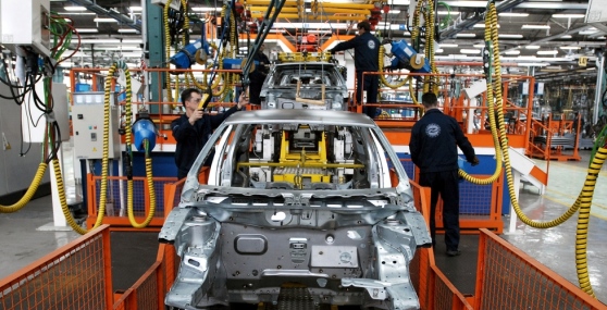 A causa dello sciopero generale nella fabbrica “Fiat Chrysler automobili Serbia” a Kragujevac, la maggior parte dei subappaltatori di “Fiat” ha sospeso la loro produzione. I sindacati chiedono l’aumento dello stipendio lordo base dagli attuali 38.000 ( 1 euro = 62,54 dinari) a 50.000 dinari, mentre 45.000 dinari era la richiesta precedente. Ai lavoratori delle fabbriche di fornitori “Magneti Marelli” e PMC sarà pagato il 65% dello stipendio durante la sospensione della produzione. Gli operai di “Adiente”, l’ex “Johnson Controls” e “Automotiv” hanno comunicato che la produzione è ridotta anche in queste fabbriche. Il 27 giugno i lavoratori della […]