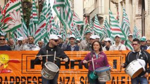 Caro Operai Contro, anche dopo l’incontro al ministero l’azienda conferma 400 esuberi. Per tutta risposta il sindacato ha annunciato che andrà da un altro ministero per chiedere gli ammortizzatori sociali. In pratica accetta i licenziamenti. Con questo modo di fare sindacato andremo sempre in peggio. Basta esuberi, basta licenziamenti, basta con la dittatura del padrone e la farsa degli incontri, dai quali esce sempre ciò he vuole il padrone. Organizziamo il sindacalismo operaio. Saluti operai   Allego un estratto da Verona Today Ferroli, i licenziamenti restano. Fallita anche la mediazione del ministero L’azienda non apre a nessuna concessione ai […]