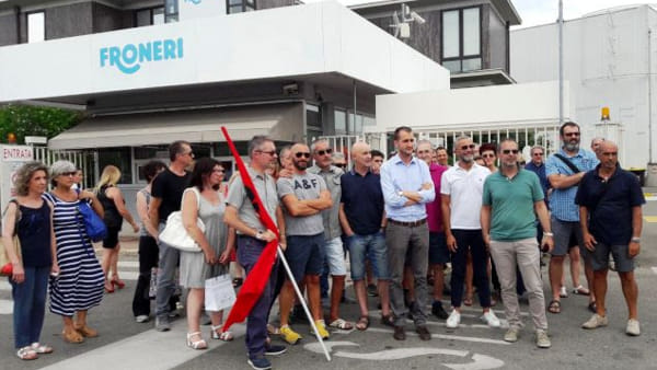 Caro Operai Contro, sembra di rivedere un vecchio film: per anni il sindacato ha chiesto “investimenti per sostenere i volumi produttivi”. Con gli investimenti “i volumi produttivi” aumentano e creano esuberi. Ora 230 operai ex Nestlè tra fissi e stagionali sono molto preoccupati. L’azienda nega “scenari negativi”, ma allora perché il vicesindaco convoca il Tavolo di Crisi? All’assemblea in fabbrica convocata per il 26 luglio gli operai devono partecipare determinati preparando un piano di lotta vera, qualora il sindacato per bocca del padrone, si dovesse presentare con un piano di tagli occupazionali, e/o ulteriori sacrifici per gli operai. Basta […]