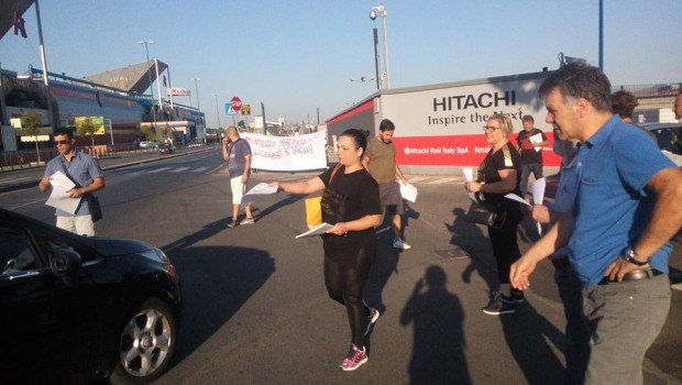 Redazione di Operai Contro, La lotta contro i licenziamenti di quattro operai all’Hitachi di via Argine a Napoli Hitachi di via Argine a Napoli. Ex Ansaldo, circa millequattrocento dipendenti, di cui quasi la metà operai, fabbrica di componenti ferroviari. Non è un’azienda in crisi. Si stanno facendo assunzioni di giovani interinali che dovrebbero raggiungere oltre duecento unità. Nonostante questo la fabbrica licenzia. Un giochetto ormai usuale, si mettono fuori operai con contratti pre job act e si inseriscono giovani con i nuovi contratti “a tutele crescenti”, cioè meno pagati e licenziabili in qualsiasi momento. In questa ottica, Hitachi ha […]
