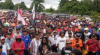 Tremila lavoratori indonesiani sono stati licenziati per aver scioperato. Ne danno notizia il sito Labourstart e IndustriAll, sindacato che rappresenta cinquanta milioni di lavoratori nel settore minerario, energetico e manifatturiero di centoquaranta paesi. L’azienda nordamericana Freeport-McMoRan ha licenziato tremila addetti lo scorso mese nella miniera di rame Grasberg e nella miniera d’oro nella Papua occidentale. “I licenziamenti sono una violazione dei diritti fondamentali dei lavoratori, dei contratti collettivi di lavoro e della legge indonesiana”, denuncia IndustriAll, e chiede al governo indonesiano di garantire il reintegro dei suoi dipendenti. “Avevano scioperato – ricostruisce l’organizzazione sindacale – per protestare contro la […]