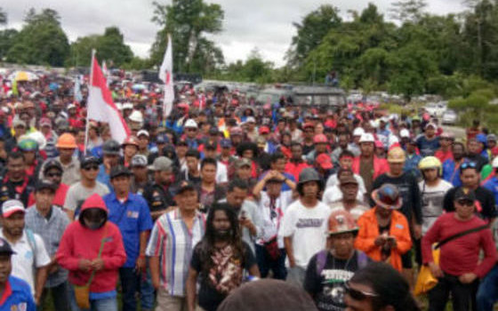 Tremila lavoratori indonesiani sono stati licenziati per aver scioperato. Ne danno notizia il sito Labourstart e IndustriAll, sindacato che rappresenta cinquanta milioni di lavoratori nel settore minerario, energetico e manifatturiero di centoquaranta paesi. L’azienda nordamericana Freeport-McMoRan ha licenziato tremila addetti lo scorso mese nella miniera di rame Grasberg e nella miniera d’oro nella Papua occidentale. “I licenziamenti sono una violazione dei diritti fondamentali dei lavoratori, dei contratti collettivi di lavoro e della legge indonesiana”, denuncia IndustriAll, e chiede al governo indonesiano di garantire il reintegro dei suoi dipendenti. “Avevano scioperato – ricostruisce l’organizzazione sindacale – per protestare contro la […]