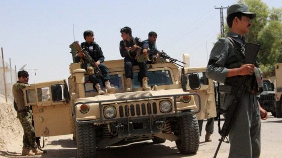 Caro Operai Contro, giovedì scorso un altro contingente di soldati italiani è arrivato in Afghanistan, per fare la guerra alla resistenza di quel paese. Con il contingente inviato a gennaio 2017, i militari italiani  sono ora 320 nella sola provincia di Farah e si aggiungono ai soldati USA. Addestrati e addestratori delle forze governative afghane per combattere i talebani e la resistenza afghana. Questa missione “umanitaria” fa il paio con la flotta di navi che il governo Gentiloni sta inviando verso la Libia, per affondare democraticamente i barconi dei migranti. Per fare la guerra alla guerra dei padroni dobbiamo […]