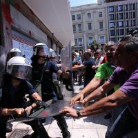 Redazione di Operai contro, i lavoratori della nettezza urbana di Atene scioperano da tredici giorni. Chiedono una discussione seria sui nuovi contratti di lavoro e lo stop alla mannaia prevista dal quarto memorandum, con ulteriori restrizioni a pensioni e welfare avallate dal Parlamento ellenico due settimane fa. Ma allo stesso tempo non pochi dubbi vengono sollevati sull’assegnazione a società private del business dei rifiuti. Gli spazzini protestano contro i tagli imposti dalla troika, l’aumento delle tasse anche sulle buste paga e le possibili clausole di salvaguardia imposte nel memorandum e di cui il governo non parla. Il problema è che […]