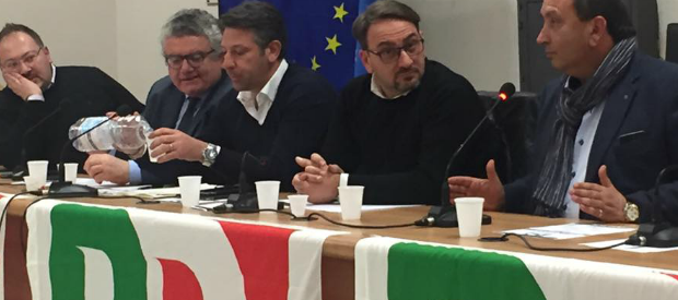 Redazione di Operai Contro, A meno di un anno dalla sua nascita,  il circolo del Pd dello stabilimento Fca di Pomigliano d’Arco perde il segretario e rischia di dire addio ai suoi circa 35 iscritti. L’annuncio l’ha fatto Gerardo Giannone, segretario del circolo di fabbrica,  Lascerà quindi la segreteria di quella che era l’unica sezione politica nello stabilimento automobilistico campano. L’addio arriva a meno di un anno dalla costituzione del circolo stesso, che da settembre 2016 aveva raccolto alcune decine di iscrizioni tra le tute blu, quasi tutte pronte a seguire Giannone nel dire addio al Partito democratico. Il bello […]