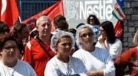 Redazione di Operai Contro, Sono 340 gli operai in esubero alla Perugina-Nestlé di San Sisto (PG). E per il 27 luglio, è fissato uno sciopero di 8 ore. “Dobbiamo riequilibrare l’occupazione alla produzione e alla logistica – ha annunciato Leo Wencel, amministratore delegato di Nestlè Italia – e per una fetta degli 819 lavoratori non si può garantire la continuità”.  In breve, il posto è sicuro solo per il 70% degli addetti. I sindacati sono nei guai. Nel 2018, la Cig straordinaria non sarà più rinnovabile. E negli ultimi anni, è grazie alla cassa integrazione che sono state coperte […]