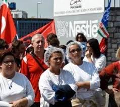 Redazione di Operai Contro, Sono 340 gli operai in esubero alla Perugina-Nestlé di San Sisto (PG). E per il 27 luglio, è fissato uno sciopero di 8 ore. “Dobbiamo riequilibrare l’occupazione alla produzione e alla logistica – ha annunciato Leo Wencel, amministratore delegato di Nestlè Italia – e per una fetta degli 819 lavoratori non si può garantire la continuità”.  In breve, il posto è sicuro solo per il 70% degli addetti. I sindacati sono nei guai. Nel 2018, la Cig straordinaria non sarà più rinnovabile. E negli ultimi anni, è grazie alla cassa integrazione che sono state coperte […]