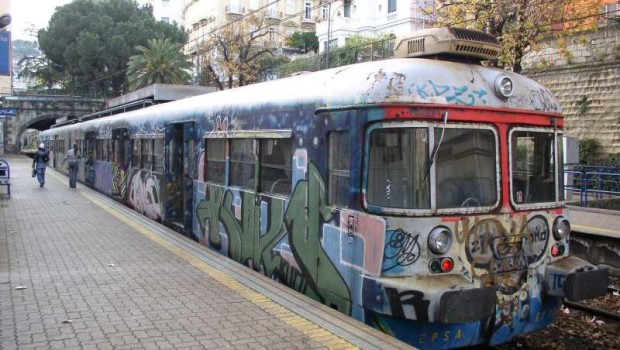 Redazione di Operai contro, Sei anni fa è cominciato il nostro calvario, dipendenti della Sacom S.r.l., una multiservizi con un contratto in ATI (Associazione Temporanea d’Imprese) con Florida 2000 S.r.l. che opera in provincia di Napoli: la crisi che ha colpito le aziende del Trasporto Pubblico Locale per i tagli dallo Stato alle Regioni si è tirata dietro anche le società dell’indotto. I ritardi nel pagamento ai fornitori hanno causato i ritardi nel pagamento ai lavoratori: non pagano me, non pago te! Bell’imprenditore! Per fortuna l’art. 5 della normativa sugli appalti di servizi ha consentito alla stazione appaltante – […]