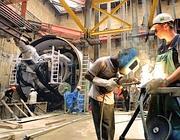 Redazione di Operai Contro, “Dall’accordo del 23 luglio 1993 a oggi, 24 anni dopo, si disegnano salari fermi. All’inizio della crisi, nel 2007, il salario reale era in media di 30 mila euro lordi annui, mentre nel 2017 è pari a 29.100 euro.  A dirlo è il rapporto “Poveri salari, tra diseguaglianze, crisi bancarie e contratti”, realizzato dall’istituto di studi e ricerche Lab della Fisac Cgil, presieduto dal segretario generale Agostino Megale. I dirigenti sindacali ad ogni rinnovo contrattuale parlano di grandi aumenti salariali. Quali? Probabilmente si riferiscono alle mazzette date a loro dai padroni Un operaio di Torino