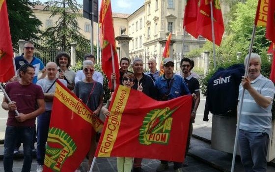 Redazione di Operai Contro, Otto ore di sciopero nella giornata del 30 giugno, quattro ieri e quattro anche mercoledì: Si moltiplicano le proteste alla Sint di Filago, azienda metalmeccanica specializzata nella produzione di allestimenti di comunicazione visiva nei settori automotive, petrolifero, bancario, assicurativo e telefonico. Ormai quasi quotidianamente i lavoratori incrociano le braccia contro 35 esuberi. Qualche anno fa i dipendenti dell’azienda erano oltre 100, oggi sono 66, ma una nuova procedura di mobilità, aperta il 21 aprile, chiede di ridurli ulteriormente. A metà dello scorso febbraio, si sono chiusi 24 mesi di Contratto di solidarietà. In questi anni, in occasione dell’apertura di diverse procedure di mobilità, una quarantina […]