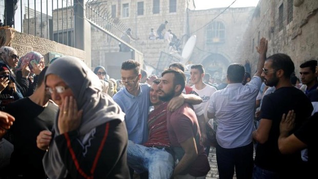 Redazione di Operai contro, Nonostante le stragi di Palestinesi, l’esercito dei padroni Israeliani non riesce a fermare le proteste dei palestinesi. Nuovi scontri sono in corso sulla Spianata delle Moschee a Gerusalemme fra palestinesi e forze di sicurezza israeliana, Migliaia di Palestinesi si erano diretti verso la Spianata delle Moschee per le prime preghiere   Dopo i morti dei giorni scorsi, più di 50 palestinesi feriti In Palestina gli imperialisti hanno creato una situzione che non ha soluzioni. L’unica soluzione è la creazione di un unico stato di ebrei e arabi con la fine del terrorismo dei padroni israeliani […]