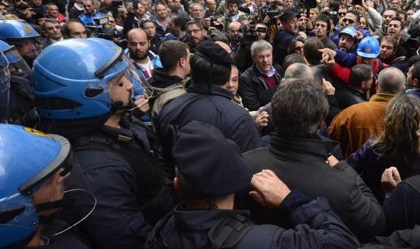 Caro Operai Contro, il dibattito che hai aperto mette il dito nella piaga su almeno due aspetti dello stesso problema: 1) il rapporto che gli operai hanno in fabbrica con l’aristocrazia operaia e il suo strato superiore; 2) la conseguente autonomia (da), o sottomissione (a) l’aristocrazia operaia, degli operai stessi nelle decisioni e quindi nella lotta. Due aspetti fondamentali, decisivi per resistere al padrone nella singola fabbrica e per una politica degli operai, indipendente dalle altre classi.  In fabbrica la subalternità degli operai allo strato superiore dell’aristocrazia operaia, fa deragliare su un binario morto, la capacità degli operai di […]