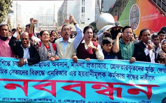 C’è la concreta possibilità di tornare al lavoro per i circa mille operai tessili del Bangladesh licenziati perché avevano osato chiedere un aumento del loro salario da fame. In alternativa, riceveranno la liquidazione insieme a tutti gli stipendi non percepiti. Sono state ritirate anche le denunce penali che avevano condotto all’incarcerazione di alcuni sindacalisti e costretto altri a nascondersi per evitare l’arresto. È il frutto di un accordo raggiunto nel paese asiatico grazie all’impegno del sindacato internazionale IndustriAll che ha messo intorno a un tavolo la casa madre, cioè il colosso svedese H&M, e i dirigenti di sei fornitori […]