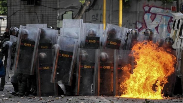 C’è anche un adolescente di appena 16 anni tra le vittime degli scontri tra manifestanti e forze di sicurezza, nella prima giornata di sciopero generale in Venezuela contro l’Assemblea Costituente voluta dal governo di Nicolas Maduro. Nei disordini sono morti almeno 2 persone e ci sono stati oltre a 50 arresti. Oltre all’adolescente, è rimasto ucciso anche un uomo di 30 anni. I due sono morti nello Stato occidentale di Merida e a Caracas; e adesso sono oltre 102 i morti causati dall’ondata di proteste degli oppositori che scuotono il Paese da oltre quattro mesi. Secondo l’opposizione allo sciopero […]