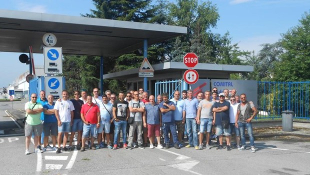 Redazione di Operai Contro, noi operai della Comital rischiamo il licenziamento. Il motivo è semplice: per il padrone i profitti non bastano. La FIOM non organizza la lotta, chiede un piano industriale Il gioco è il solito: il padrone minaccia, i sindacati chiedono i tavoli e il piano industriale Sottobanco padrone e sindacati trattano per gli autolicenziamenti e la cassa integrazione Noi oprerai dobbiamo organizzarci per lottare contro il padrone Noi operai dobbiamo cacciare i sindacalisti al servizio del padrone Non basta più la lotta sindacale, dobbiamo lottare per il potere politico Un operaio Comital        