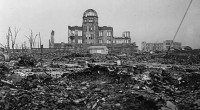 Da Wikipedia, l’enciclopedia libera. I bombardamenti atomici di Hiroshima e Nagasaki in Giappone furono due attacchi nucleari operati sul finire dellaSeconda guerra mondiale. Il mattino del 6 agosto 1945 alle 8:15, l’Aeronautica militare statunitense sganciò la bomba atomica “Little Boy” sullacittà giapponese di Hiroshima, seguita tre giorni dopo dal lancio dell’ordigno “Fat Man” su Nagasaki. Il numero di vittime dirette è stimato da 100 000 a 200 000,[2] quasi esclusivamente civili. Per la gravità dei danni diretti ed indiretti causati dagli ordigni, per le implicazioni etiche comportate dall’utilizzo di un’arma di distruzione di massa e per il fatto che […]