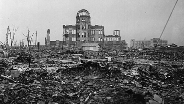 Da Wikipedia, l’enciclopedia libera. I bombardamenti atomici di Hiroshima e Nagasaki in Giappone furono due attacchi nucleari operati sul finire dellaSeconda guerra mondiale. Il mattino del 6 agosto 1945 alle 8:15, l’Aeronautica militare statunitense sganciò la bomba atomica “Little Boy” sullacittà giapponese di Hiroshima, seguita tre giorni dopo dal lancio dell’ordigno “Fat Man” su Nagasaki. Il numero di vittime dirette è stimato da 100 000 a 200 000,[2] quasi esclusivamente civili. Per la gravità dei danni diretti ed indiretti causati dagli ordigni, per le implicazioni etiche comportate dall’utilizzo di un’arma di distruzione di massa e per il fatto che […]