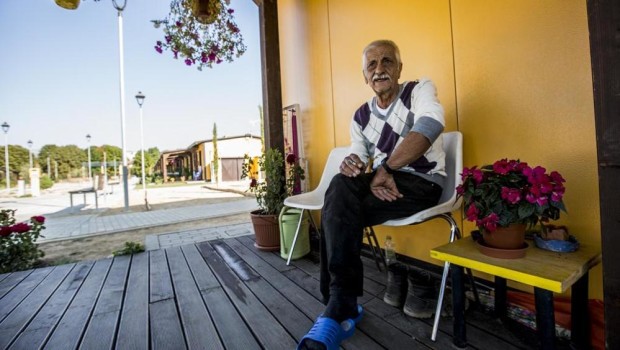 flavia amabile inviata ad amatrice (rieti) «Si sta bene tra virgolette. Ma qui è tutto tra virgolette», si stringe nelle spalle la signora Elisa Albertini, 67 anni, una vita di risparmi e sacrifici venuta giù con la scossa che il 24 agosto distrusse Amatrice, Accumoli e trecento vite umane. Da metà marzo vive nel Campo Zero, una delle prime aree dove sono state consegnate le Sae, le Soluzioni Abitative di Emergenza, a chi è rimasto senza un tetto. L’hanno visitato il principe Carlo d’Inghilterra durante il suo Grand Tour tra le macerie e il presidente dell’Europarlamento Antonio Tajani durante […]