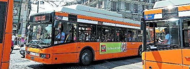 Caro Operai Contro, non capisco perché l’Usb non fa cenno dei 342 esuberi nell’Anm. Ha proclamato per il 27 agosto uno sciopero del servizio pubblico, “contro il costante smantellamento di questo servizio pubblico e per l’affermazione di alcuni obiettivi inerenti le condizioni di vita e di lavoro dei dipendenti Anm”. Una motivazione condivisibile ma al tempo stesso enigmatica, dal momento che non parla dei 342 esuberi. E’ pur vero che “contro il costante smantellamento di questo servizio pubblico” si può leggere anche contro gli esuberi, i licenziamenti, ecc. E’ pur vero anche che lotte sotterranee tra padroni e schiavi […]