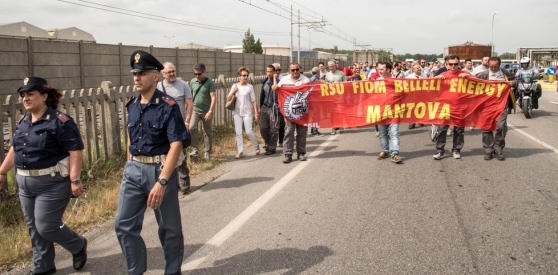 Caro Operai Contro, sono un lettore stavolta mi son deciso a scrivere. Il nuovo padrone  della Belelli procede a spron battuto nel colpire gli operai. Ha inspiegabilmente tagliato il premio annuale, poi ha sospeso per 2 giorni il responsabile della sicurezza, reo di aver segnalato il pericolo di una piattaforma aerea. Ha cancellato l’esonero dalla notte dei saldatori dai 50 anni di età e per tutti gli altri operai con 55 anni di età. Ora il padrone ha annunciato che dal 21 agosto il rapporto di lavoro cambierà in peggio, ed ha esposto un nuovo sistema di turnazione con […]