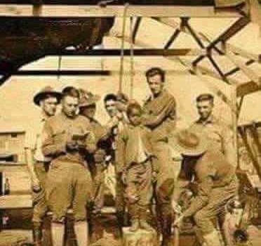 Redazione  di Operai Contro “Aiutiamoli a casa loro” è stato il  refrain estivo  dei politici borghesi nostrani. Uno slogan neanche tanto originale, considerando che i neonazisti della lega  sono anni che lo strombazzano strumentalmente.       Tutti, politici borghesi di destra e di sinistra,  dimenticano che sono secoli che i paesi imperialisti “aiutano a casa loro” le popolazioni africane, asiatiche ecc. La foto che allego, trovata su facebook, da un’idea del tipo di aiuto. Partendo dalla tratta degli schiavi dall’Africa e dall’Asia, passando attraverso il cosiddetto  “ scarmble for Africa” cioè la spartizione con matita e righello del continente alla fine […]