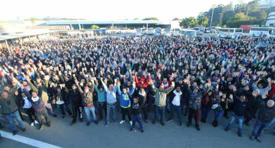 Sao Bernardo do campo, Brasile. All’annuncio, dei padroni Ford, di 364 licenziamenti lo scorso mercoledì, venerdì 11 agosto gli operai dello stabilimento hanno risposto incrociando le braccia e bloccando completamente il reparto presse. I dipendenti licenziati rappresentano circa il 10% degli addetti che nello stabilimento ABC è di circa 4000 unità. La Ford ha comunicato la decisione agli operai per telegramma alla vigilia della giornata del papà. La pratica non è nuova, infatti i padroni Ford comunicarono , sempre per telegramma, il licenziamento di 2800 operai alla vigilia del natale 1998 e di altri 795 alla viglia della festa […]