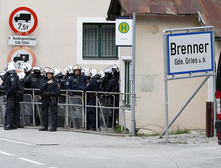 Redazione di Operai Contro,  l’Austria ha  annunciato di aver mandato 70 militari a coadiuvare le forze di polizia per controllare la frontiera. Una mossa che comunque l’Italia non ha affatto gradito, considerandola “sorprendente e ingiustificata”, come ha fatto trapelare il Viminale. Minniti avrebbe chiesto al Dipartimento della P.S. di fare un passo verso i propri omologhi austriaci, perché iniziative “unilaterali” come queste “rischiano di pregiudicare il positivo lavoro di cooperazione che quotidianamente viene svolto”. I padroni austriaci non conoscono l’educazione.. Nel Mediterraneo gli imperialisti Italiani hanno lasciato affogare 50 mila emigranti in 10 anni. Hanno mandato una squadra navale […]