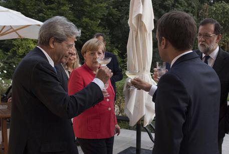 Redazione di Operai Contro, Macron,Merkel, il conte Gentiloni. i dittatori del Ciad e del Niger, il mafioso di Tripoli, si sono riuniti per combattere gli emigranti. Ancora una volta si è stabilita la falsa differenza tra profughi ed emigranti economici. Si apriranno dei punti di controllo in Ciad, Niger, Libia per verificare chi è profugo e chi è migrante economico L’Italia impiega 2 o 3 anni per decidere se un emigrante è profugo. Con i centri in Ciad, Niger, Libia il 100% degli emigranti saranno dichiarati emigranti economici Macron e Merkel hanno promesso che aiuteranno i padroni italiani a […]