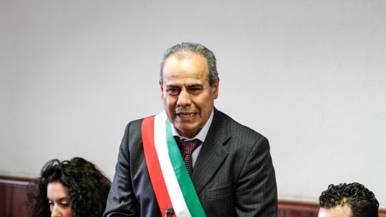 Redazione di Operai Contro, i difensori dei padroni ogni volta che si attaccano i politici parla di populismo. Ebbene io sono un populista e non mi vergogno. I politici e gli amministratori sono dei servi padroni e sono dei truffatori Un lettore dall’ANSA Fondi neri, corruzione, appalti pilotati: è per queste accuse che la Guardia di Finanza ha eseguito una ordinanza di custodia cautelare in carcere per il sindaco di Torre del Greco (Napoli), Ciro Borriello, e di altre cinque persone. Si tratta dei rappresentanti della società Fratelli Balsamo Srl e di altri due imprenditori di Torre del Greco. […]