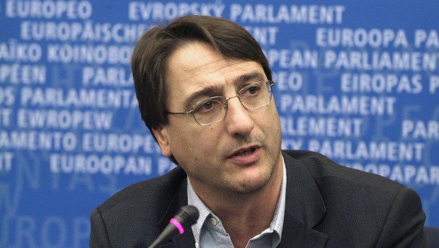 Sono incessanti i richiami alla sinistra ed alla costruzione di un gruppo politico, che ha la pretesa di essere antagonista al partitismo bieco e consociativista, ma che non ha un concreto progetto di emancipazione sociale ed economica, e che prende le distanze dall’idea di socialismo scientifico, dialettico e rivoluzionario. Che cos’è questa sinistra? perchè deve essere ancora traghettata dai dinosauri nella tempesta di una coscienza ormai priva di connotazione? In Sicilia Claudio Fava non può pensare di continuare a campare di rendita, questo tempo è finito e non è possibile rincorrere la diversità e l’alternativa cavalcando ancora la politica […]